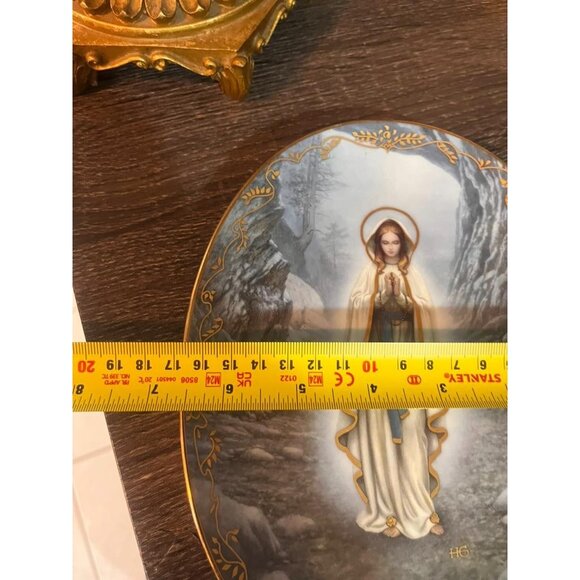 Set of 2 Our Lady of Lourdes Collector Plate: Hector Garrido Porcelain 1994 - Picture 10 of 10